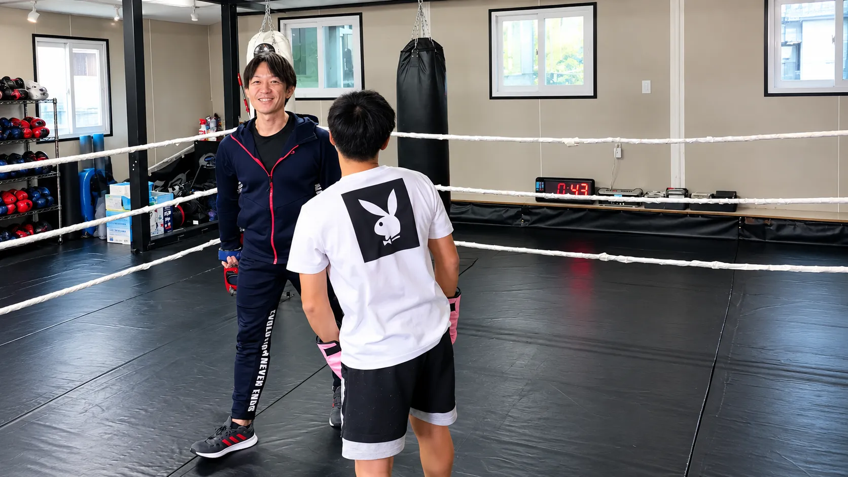 伊万里のキックボクシング＆フィットネス OCEAN GYMで、会員と自然に向き合う和やかなトレーニング風景